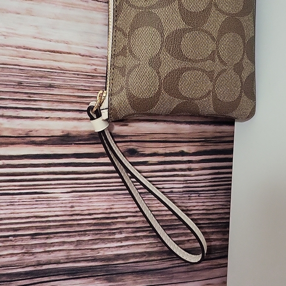 Coach Women's Corner Zip Wristle In Canvas Leather ( Like New) - Picture 3 of 9